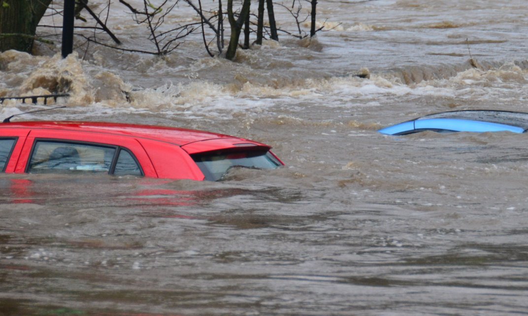auto's staan onder water tijdens een overstroming.