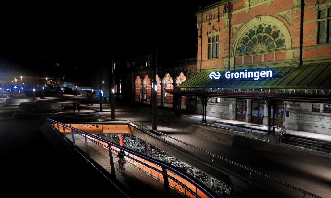 Foto van de binnenstad van Groningen, vlakbij het station. 