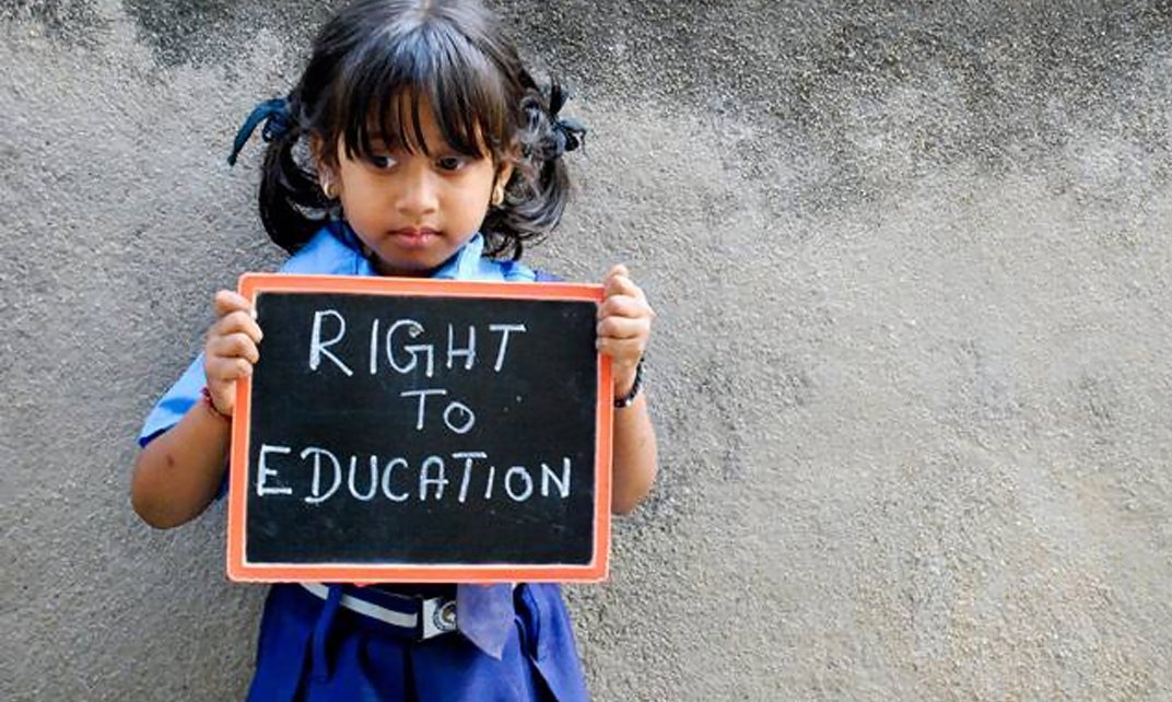 Een meisje houdt een bordje op met daarop de tekst 'Right to Education'. 