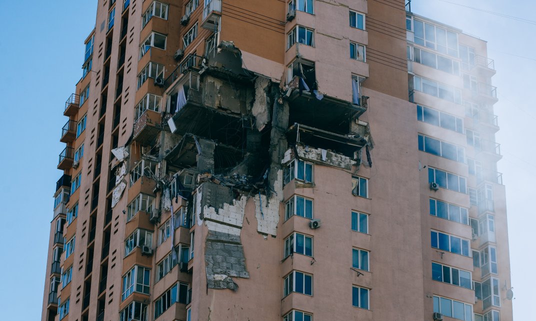 Een ernstig beschadigd flatgebouw in Kyiv na een raketinslag.