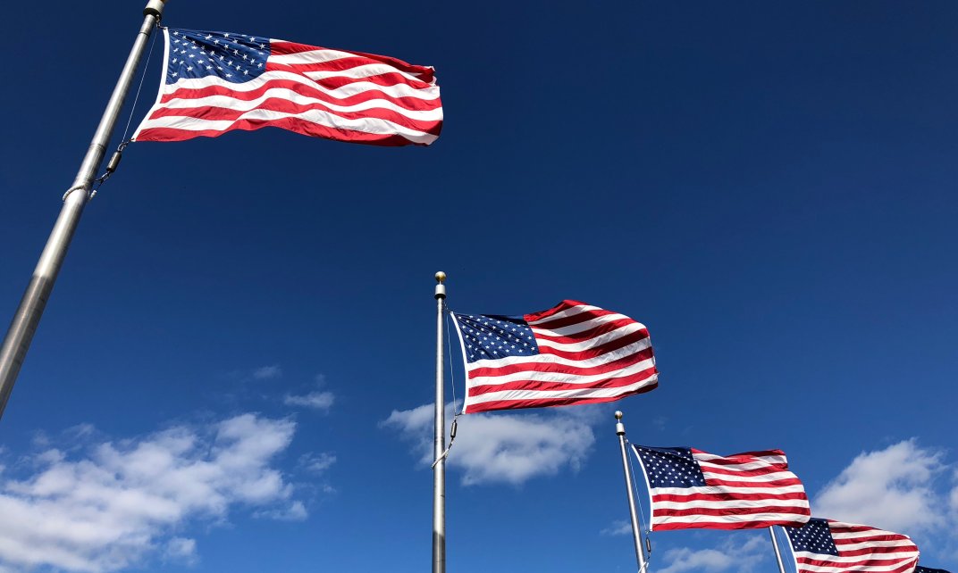 Amerikaanse vlaggen wapperen in de wind.
