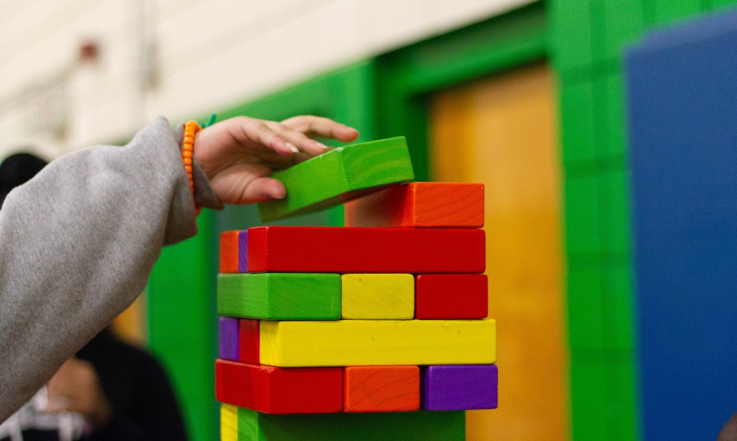 Kind bouwt blokkentoren