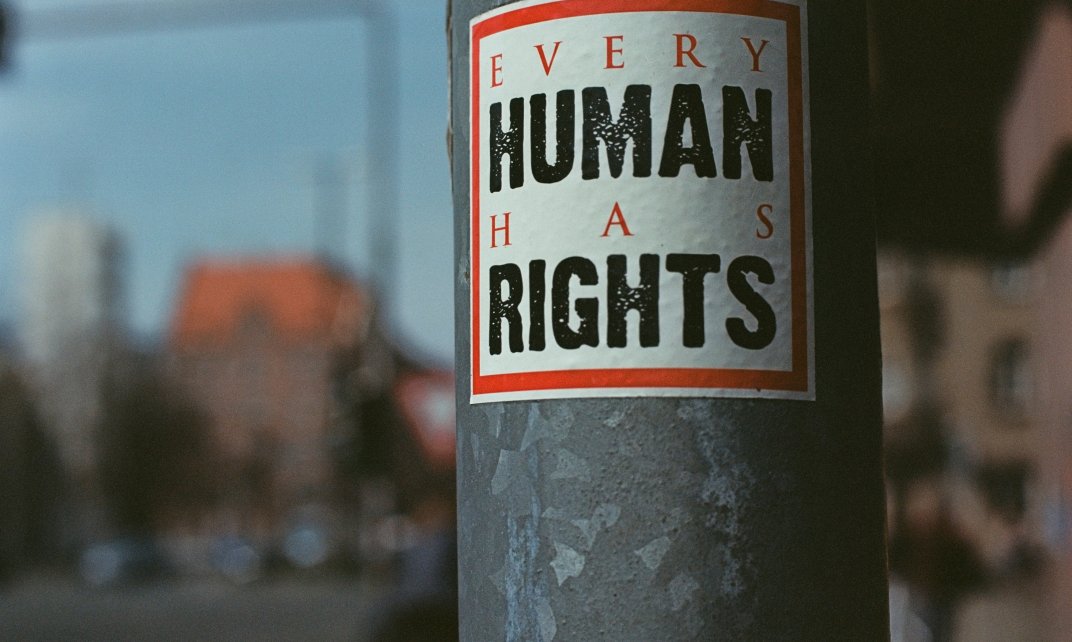 Sticker met de tekst 'every human has rights'