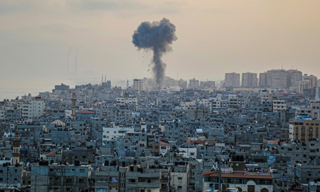 Rookpluim boven Gaza na een bombardement. 