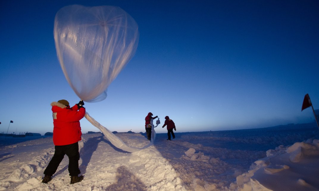 Onderzoekers laten een ballon op om metingen aan de atmosfeer te verrichten. Veel wetenschappers die de klimaatcrisis bestuderen hebben te maken met bedreigingen. 