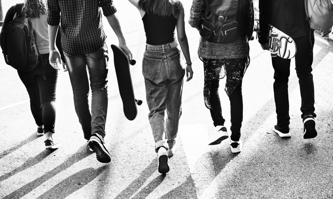 Jongeren lopen op straat. (Foto: CC/unsplash.com | rawpixel)