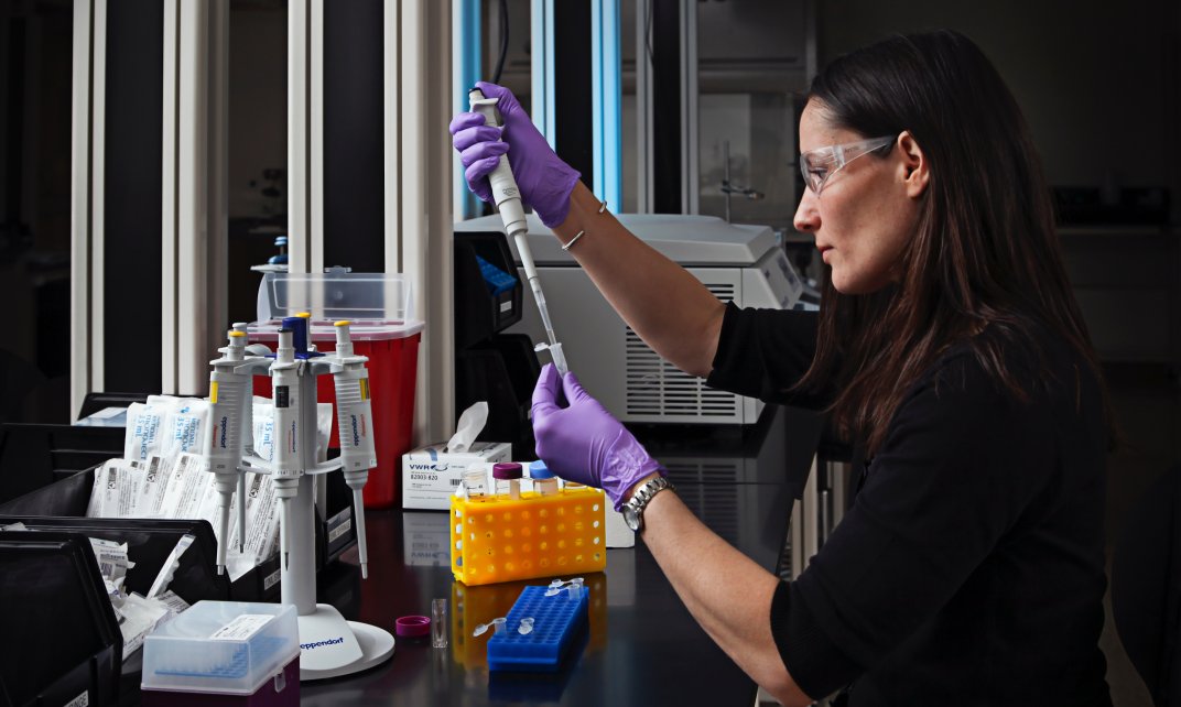 Vrouwelijke wetenschapper doet onderzoek in een laboratorium.