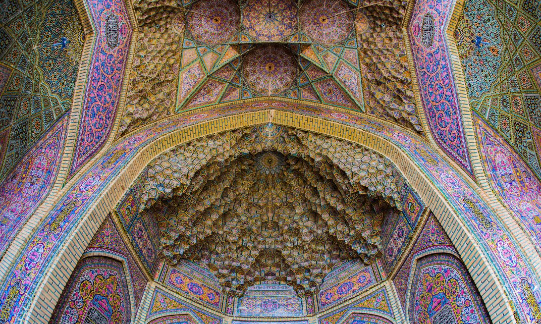 De toegangspoort van de Nasirolmolk moskee in Shiraz, Iran. (Foto: Unsplash.com | Steven Su)