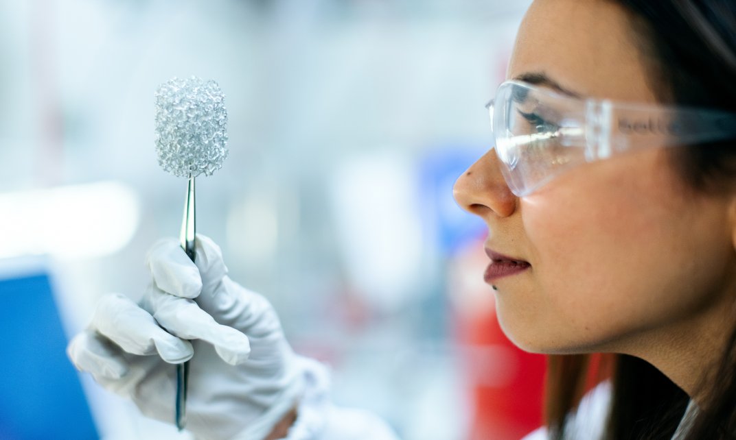 Een vrouwelijke onderzoeker aan het werk in een laboratorium.