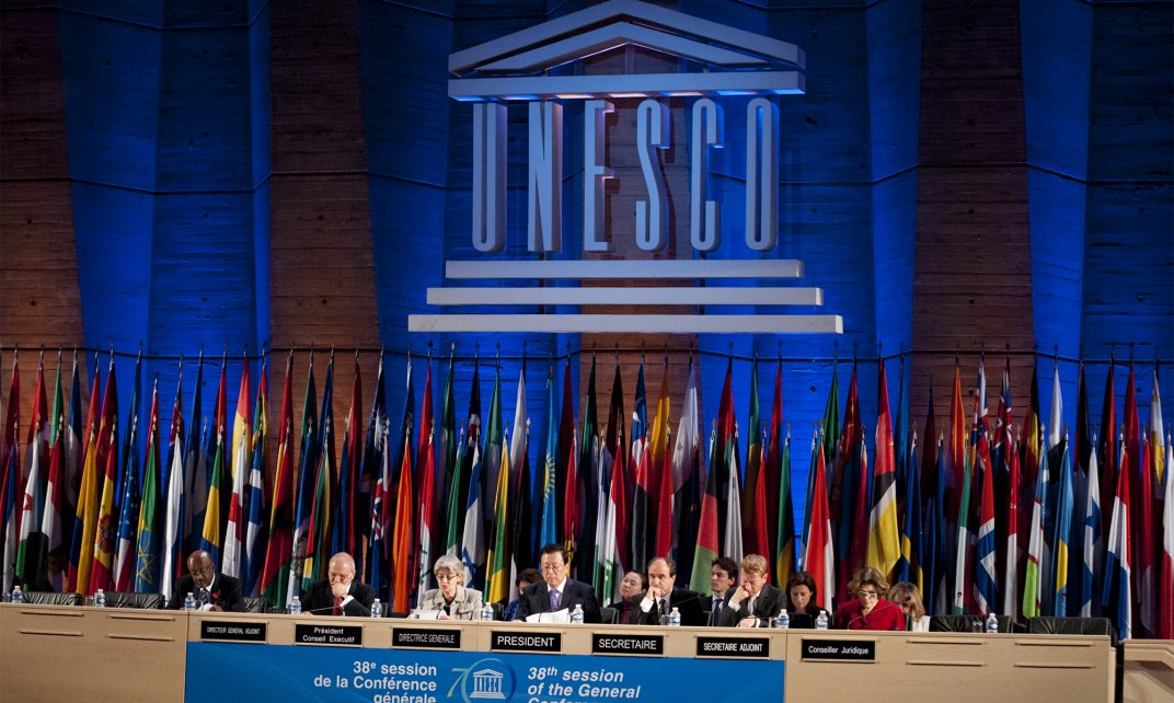 Het logo van Unesco, te zien tijdens de opening van de 38ste Algemene Conferentie in Parijs.