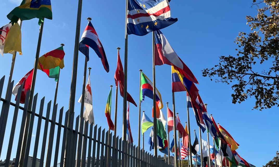 Vlaggen wapperen bij het hoofdkwartier van Unesco in Parijs