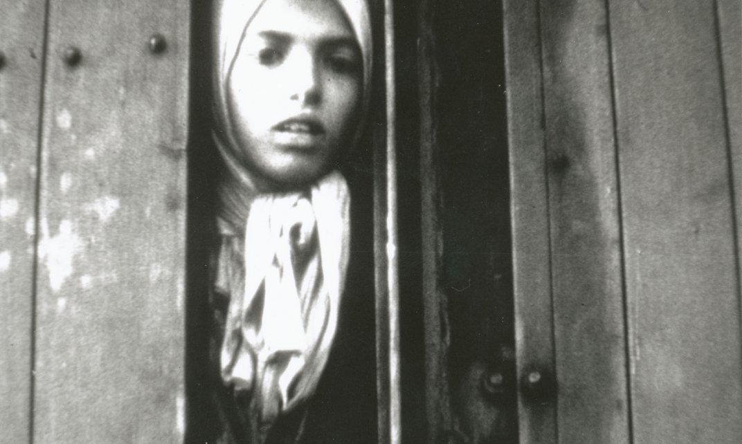 Het Sinti-meisje Settela Steinbach kijkt naar buiten vanuit de trein die haar naar Auschwitz zal brengen (still uit de Westerborkfilm).