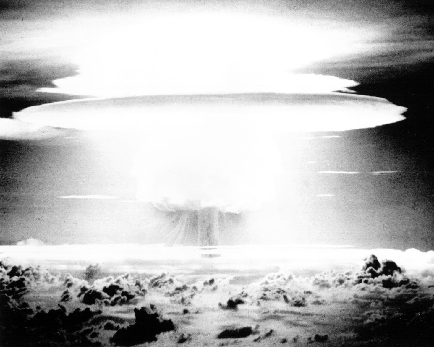 Questo è l'Inizio della Fine - Pagina 2 Us_nuclear_weapons_test_at_bikini_in_1954
