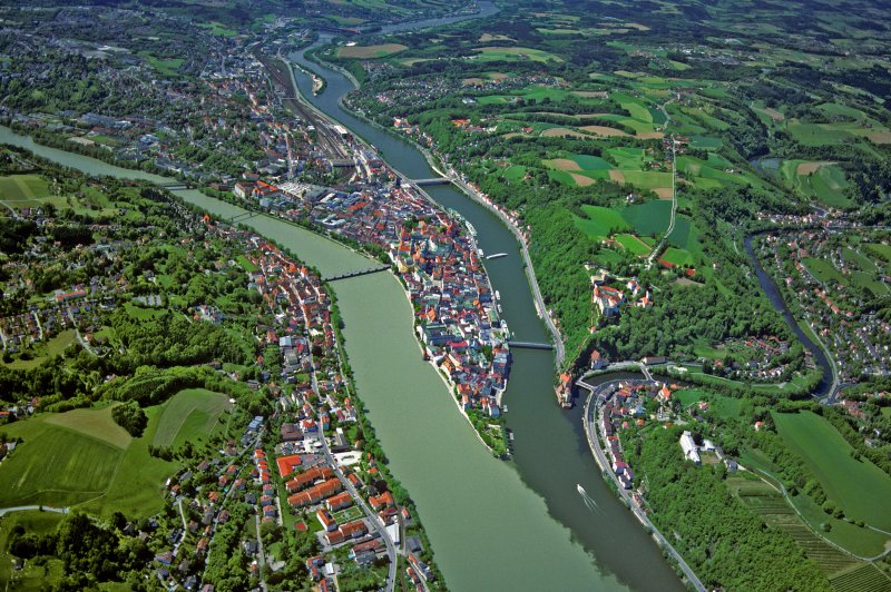 Luchtfoto van de oude stad van Passau, met op de plaats waar de Donau en de Inn samenvloeien de locatie van een Romeins fort. . (Foto: K. Leidorf | Copyright: © BLfD | Permanent URL: whc.unesco.org/en/documents/166671