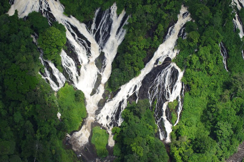 Watervallen in Ivindo Nationaal Park. (Foto: © Lee White | Permanent URL: whc.unesco.org/en/documents/187720|