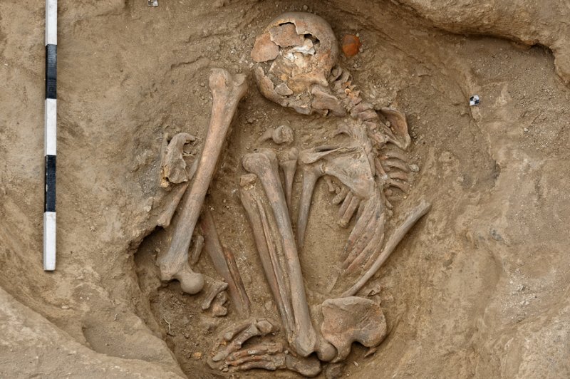 Catalhoeyuek tightly flexed burial of an adult. (Foto: CC/Flickr.com | Scott D. Haddow)