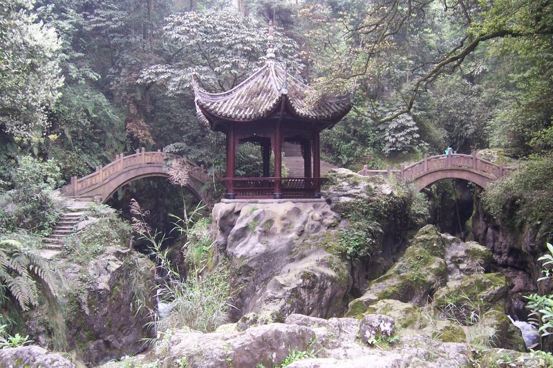 China - Emei Shan 3 - bridge. (Foto: CC/Flickr.com | McKay Savage)