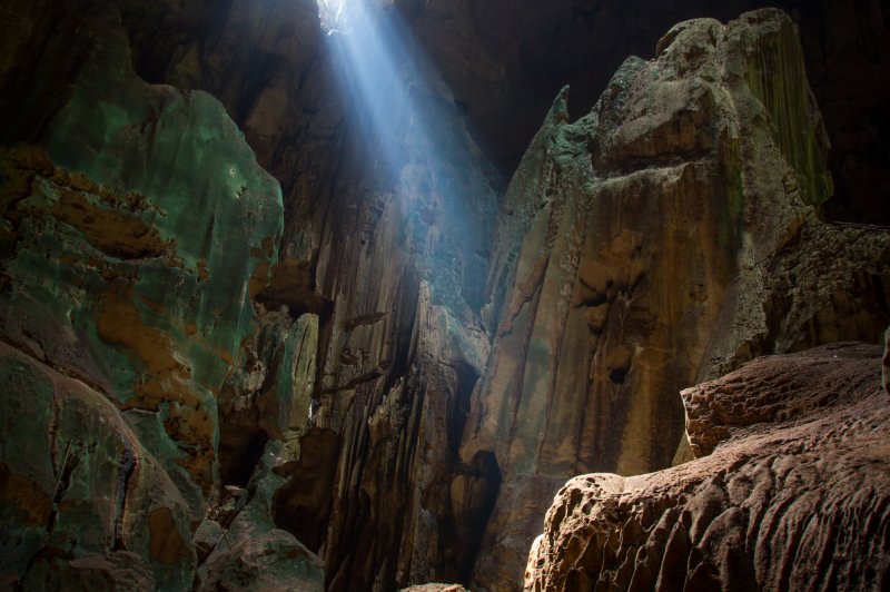 Exploring Niah caves, Borneo - this beam only last a few minutes but WOW It makes crawling in bat poo worthwhile - . (Foto: CC/Flickr.com | Paul Williams)