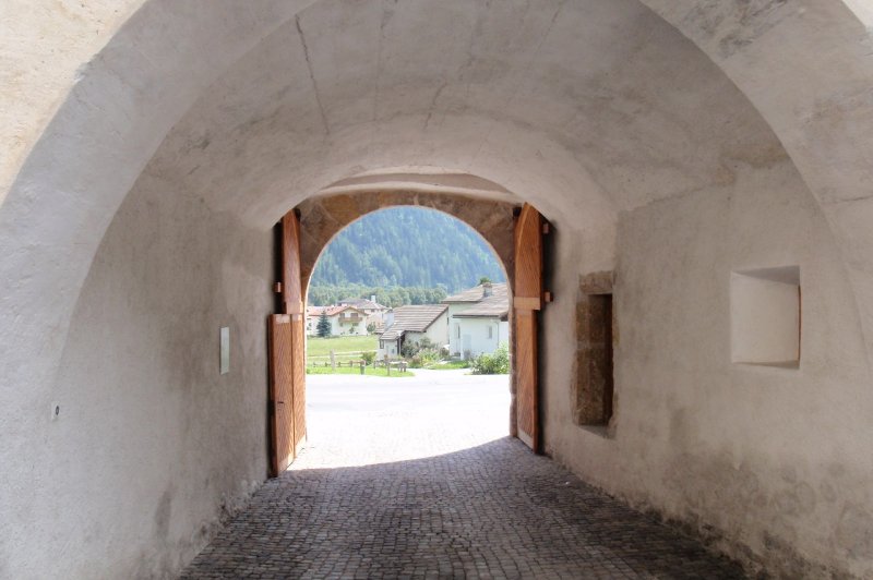 Gate in St. Johann, Muestair. (Foto: CC/Flickr.com | Reinhold Behringer)