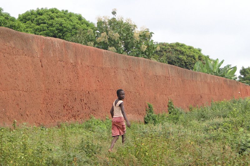 Girl Walks Past Palace Wall - Abomey - Benin. (Foto: CC/Flickr.com | Adam Jones)