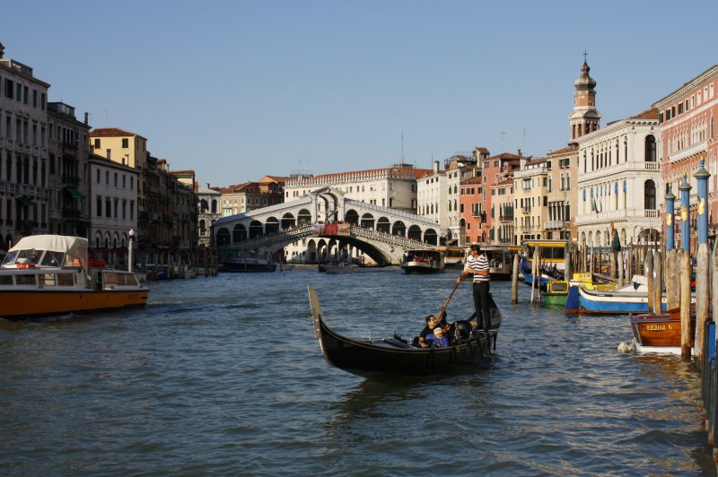 Gondola by the Rialto Bridge. (Foto: CC/Flickr.com | SBC9)