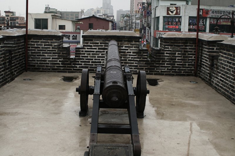 Gun Hwaseong Fortress Suwon-si . (Foto: CC/Flickr.com | d'n'c)
