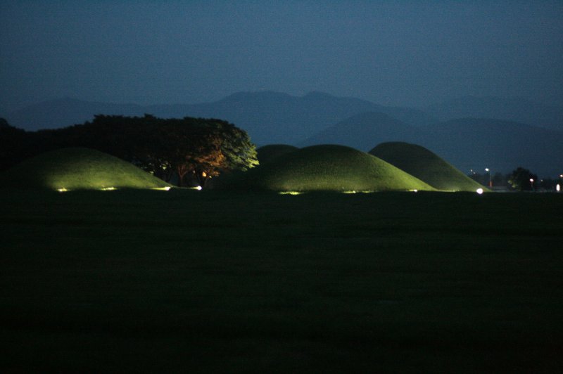 Gyeongju burial mounds, , . (Foto: CC/Flickr.com | Vesna Middelkoop)