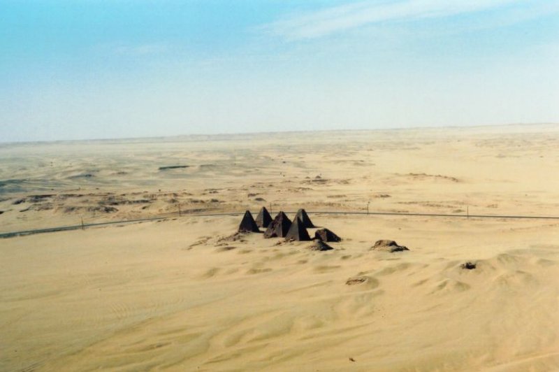 Later pyramids from top of Jebel Barkal. (Foto: CC/Flickr.com | Mattnic)
