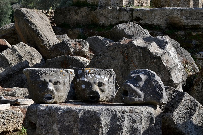 Lion water spouts, Temple of Zeus, Olympia, October 2011. (Foto: CC/Flickr.com | Stelios ZACHARIAS)