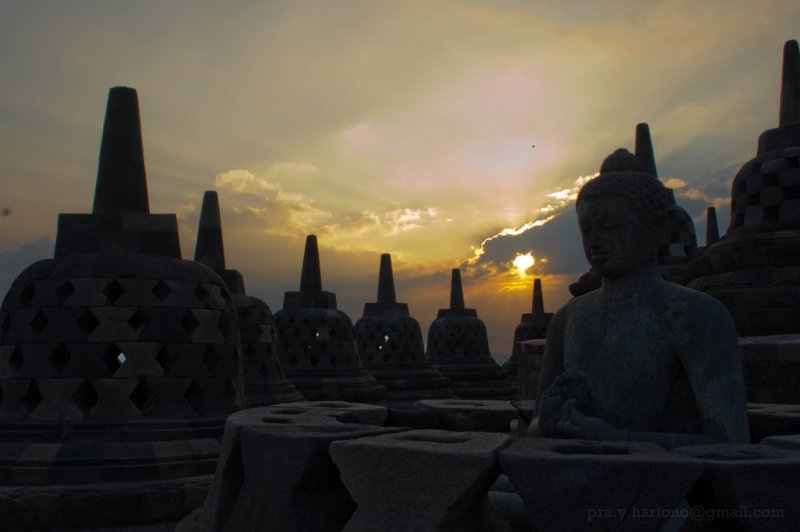 Sunrise over the Stupas. (Foto: CC/Flickr.com | Prayudi Hartono)