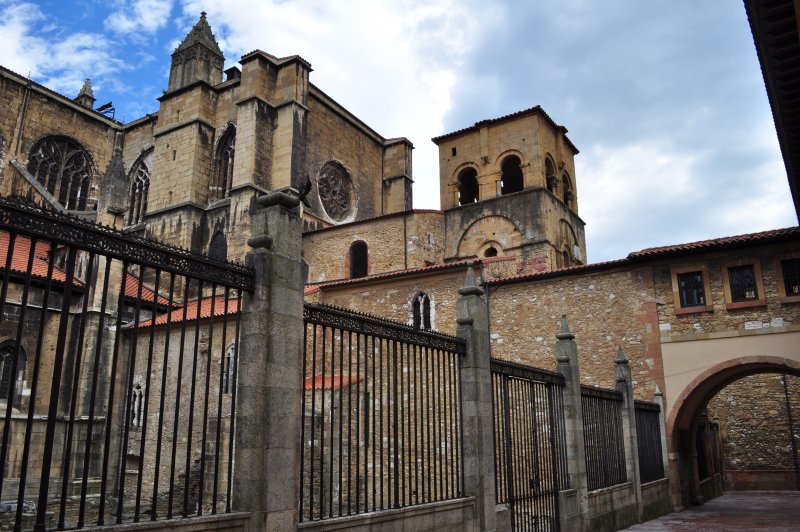 Torre San Miguel et Camara Santa, cathedrale San Salvador, Oviedo, principaute des Asturies, Espagne.. (Foto: CC/Flickr.com | Bernard Blanc)