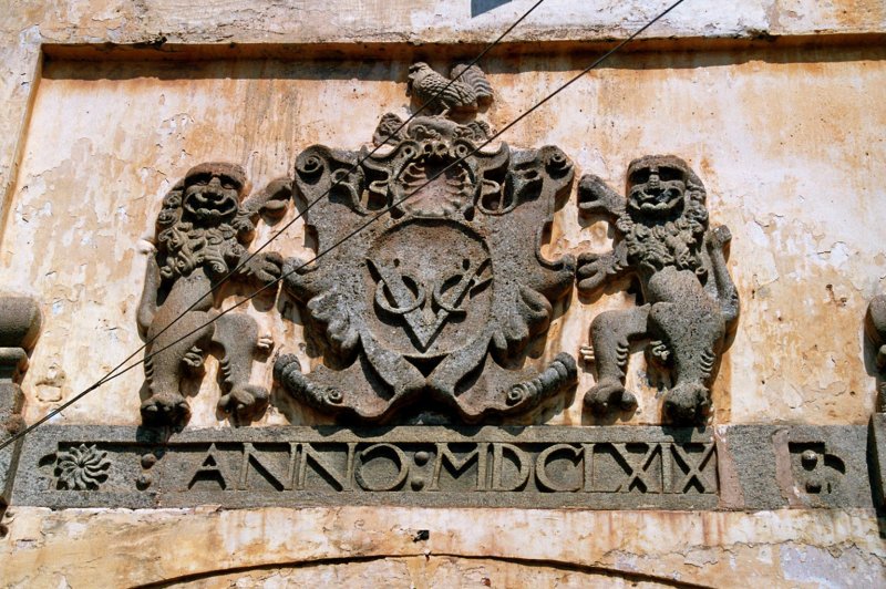 VOC badge on Galle Fort's Old Gate. (Foto: CC/Flickr.com | Gerrigje Engelen)