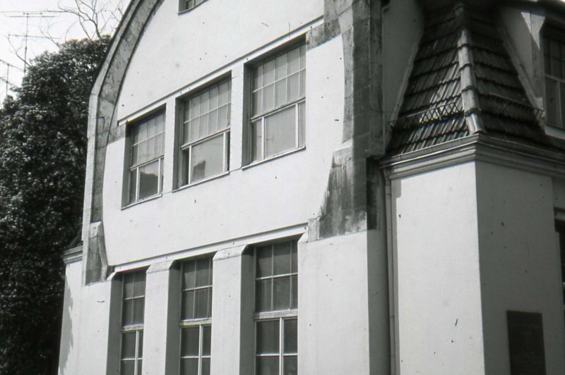 Weimar, Bauhaus - Kunstgewerbeschule Van-de-Velde Bau with Wartburg 353, DDR May 1990 ORWO UP15 Slide film. (Foto: CC/Flickr.com | Sludge G)