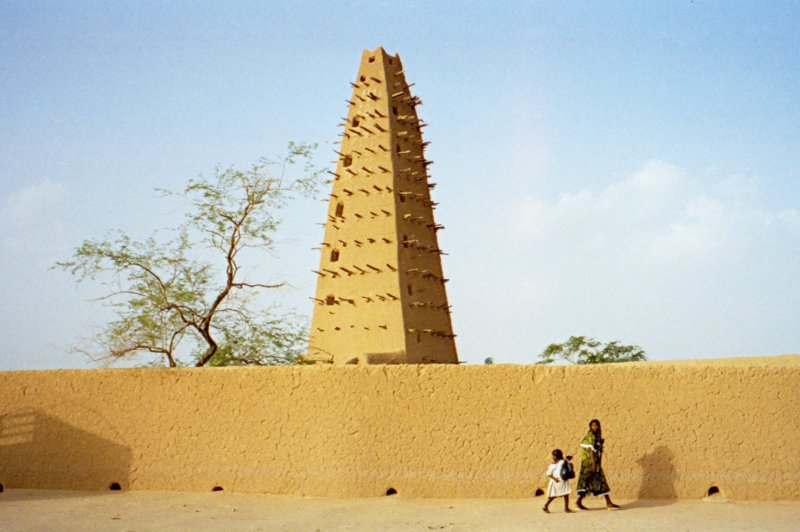 De minaret van de grote moskee van Agadez.. Dan Lundberg