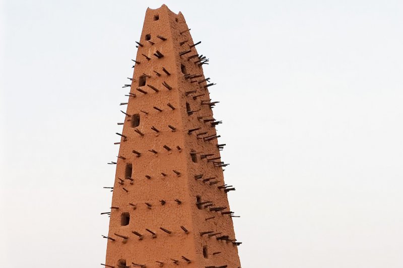 De minaret van de grote moskee van Agadez.. Matthew Paulson