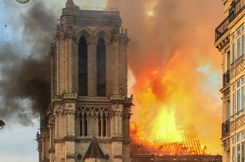 Op 15 april 2019 brak een grote brand uit in de Notre-Dame.. (Foto: LeLaisserPasserA38 - Eigen werk, CC BY-SA 4.0, https://commons.wikimedia.org/w/index.php?curid=78064310)