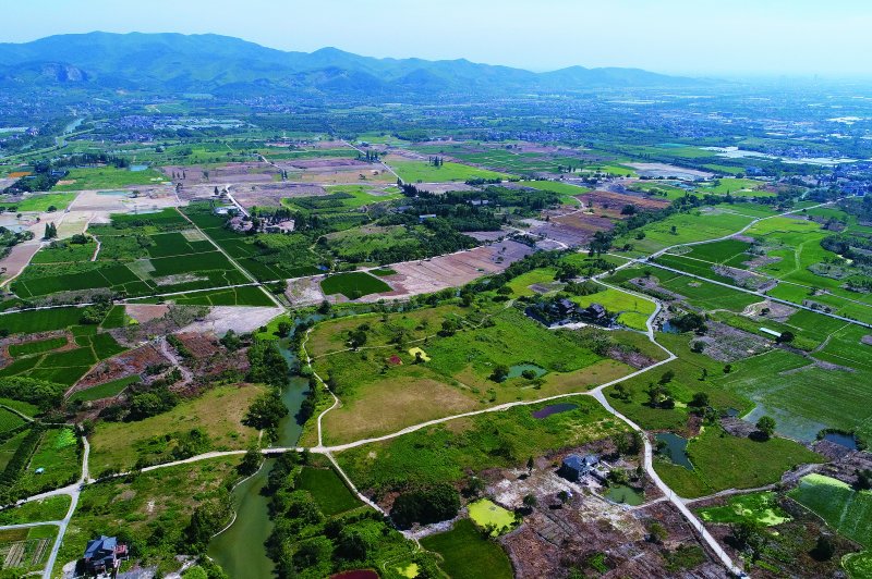 Luchtfoto van de stad-site (van zuidwest naar noordoost). (© Hangzhou Liangzhu Archaeological - Site Administrative District Management Committee | whc.unesco.org/en/documents/166301)