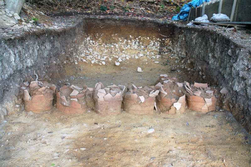 Rij van cylindrische haniwa opgegraven bij de Gobyoyama Kofu. (© Sakai City Board of Education | whc.unesco.org/en/documents/167039)