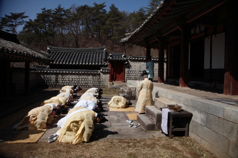 Adhering to the ritual traditions at Oksan Seowon. (Foto: Oh Jong-eun | © Council for Promotion of the Inscription of Confucian Academies on the World Heritage List | whc.unesco.org/en/documents/140931)