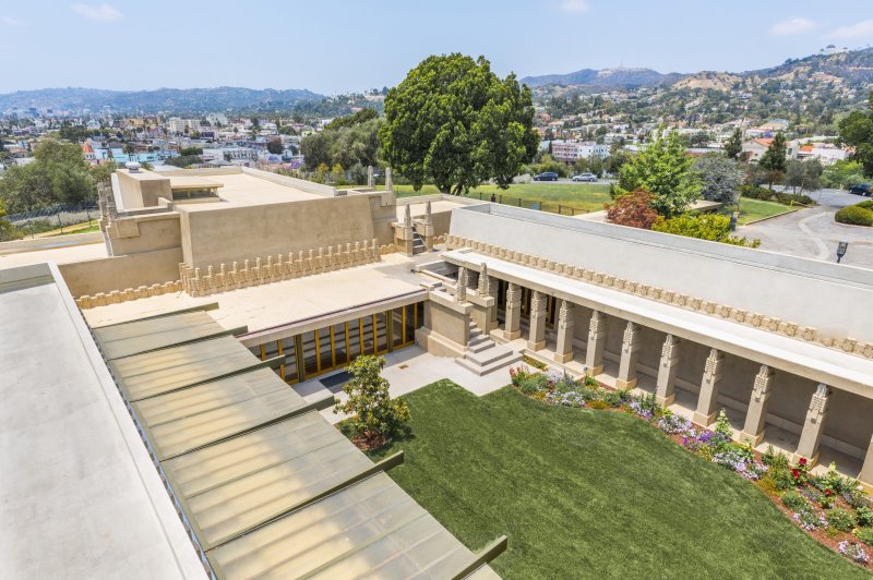 Hollyhock House, view from rooftop onto central courtyard. (Foto: Joshua White | © Hollyhock House | whc.unesco.org/en/documents/140876)