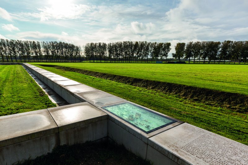 Beton markeert een stenen fort. In het glazen compartiment bevinden zich wat overblijfselen). (Foto: J. Savelkouls | © Nederlandse Limes Samenwerking (NL) | whc.unesco.org/en/documents/187703)