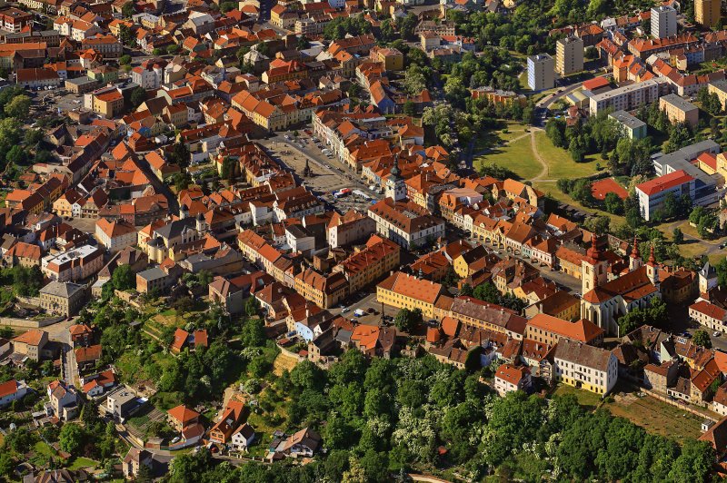 Het Svobodyplein met het stadhuis en delen van het historische centrum van de stad. (Foto: © Libor Sváček, Regional Authority of Ústecký Region | https://whc.unesco.org/en/documents/192614)
