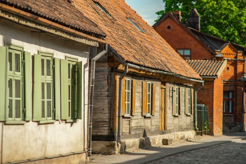 Gebouwen in de Raiņa straat - gebouwen die karakteristiek zijn voor het hertogdom Koerland en Semigallië. (Foto: Krists Spruksts | © Kuldīga Municipality | https://whc.unesco.org/en/documents/192513)
