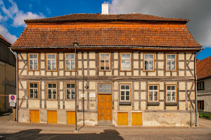 Het oudste volledig bewaard gebleven vakwerkhuis van het hertogdom Koerland en Semigallië in Baznīcas-straat 10, eerste helft 18e eeuw. (Foto: Krists Spruksts | © Kuldīga Municipality | https://whc.unesco.org/en/documents/192515)
