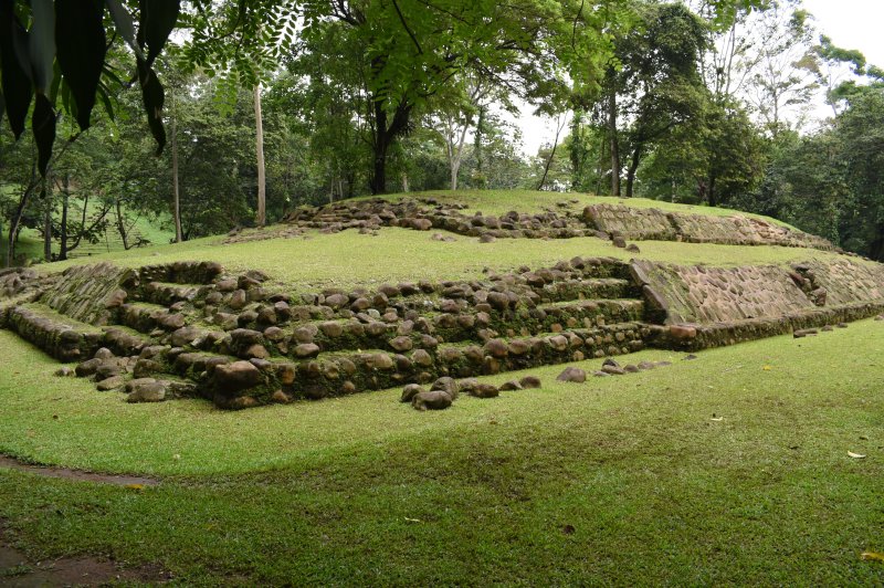 Deze structuur (nr. 6) laat de introductie zien van de architecturale stijl van de Maya's.. (Foto: National Archaeological Park Tak’alik Ab’aj © Vice ministry of Cultural and Natural Heritage | https://whc.unesco.org/en/documents/192297)