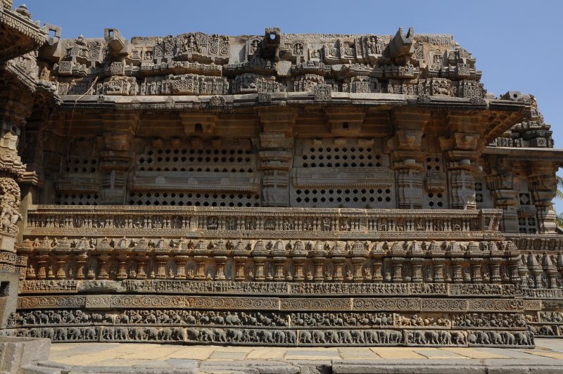 Zes verdiepingen tellende adhisthana langs de mandapa muren. (Foto: © Archaeological Survey of India, Bengaluru Circle | https://whc.unesco.org/en/documents/192198)
