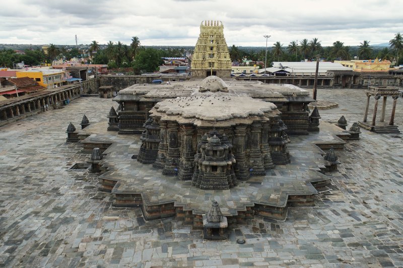 Gezicht op de stervorm van de Channakeshava Tempel, Belur en de Jagati die het profiel van de planvorm volgt. (Foto: © Archaeological Survey of India, Bengaluru Circle | https://whc.unesco.org/en/documents/192200)