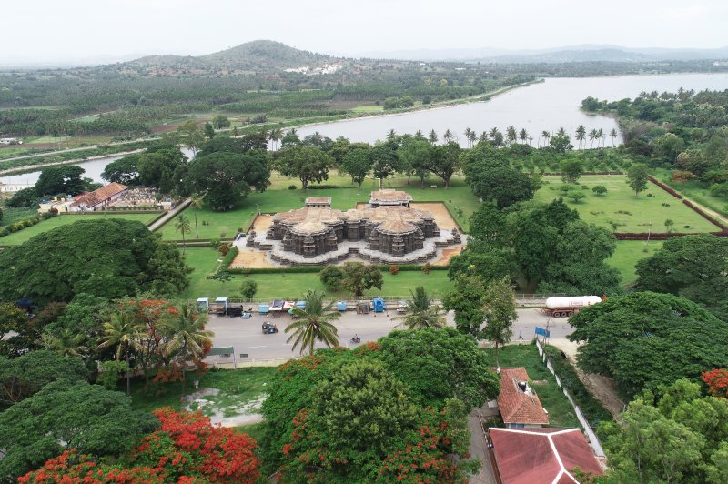 Luchtfoto van het Hoysalesvara en Shantalesvara tempelcomplex in Halebidu met het meer van Dorasamudra op de achtergrond. (Foto: © Archaeological Survey of India, Bengaluru Circle | https://whc.unesco.org/en/documents/192203)