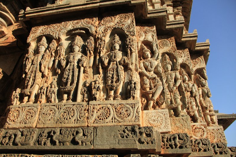 Sculpturale panelen boven de adhisthana. (Foto: PeeVee | © INTACH Bengaluru Chapter | https://whc.unesco.org/en/documents/192206)