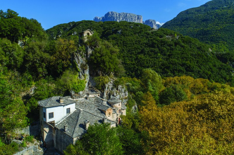 Het klooster van Panagia Spilaiotissa (Aristi dorp) is gebouwd op een kalkstenen rots op de westelijke oever van de rivier Voidomatis.. (Foto: A. Vroikos | © EPIRUS S.A. | https://whc.unesco.org/en/documents/200483)